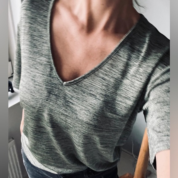 H&M| V HALS SHIRT ✨ - Picture 2 of 7